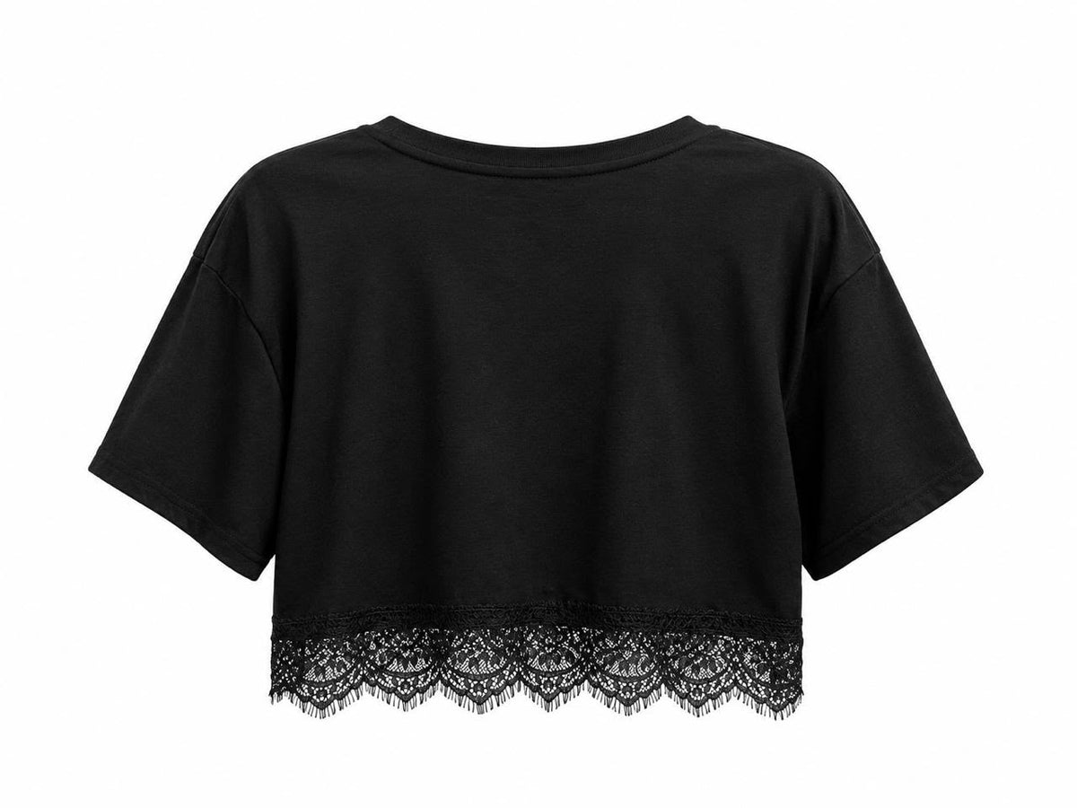 Camiseta crop top negra de manga corta con remate de encaje en el ruedo