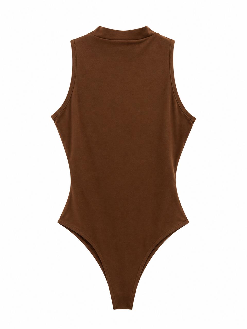 Body de cuello redondo en color café