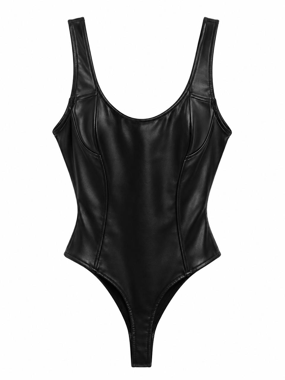 Body negro de cuerina con escote de corazón y copas estructuradas