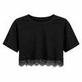 Camiseta crop top negra de manga corta con remate de encaje en el ruedo