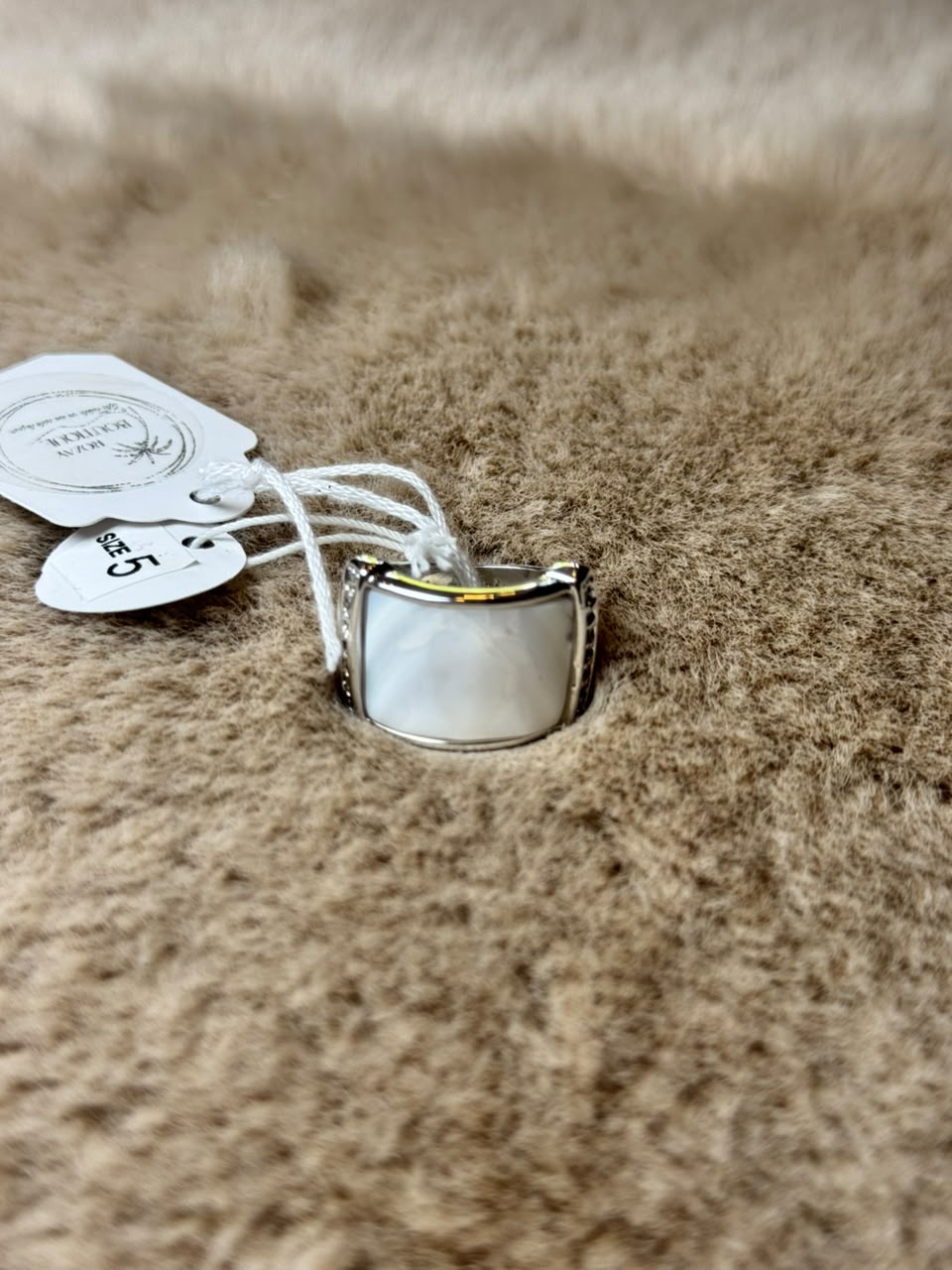 Anillo ancho con insert de Nacára/Medreperla blanco
