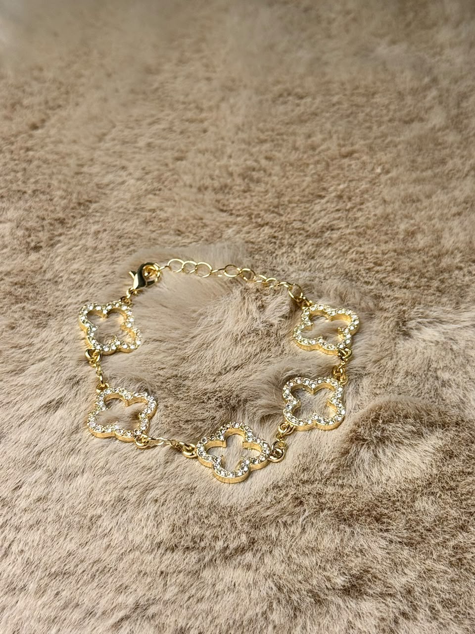 Pulsera dorada con tréboles