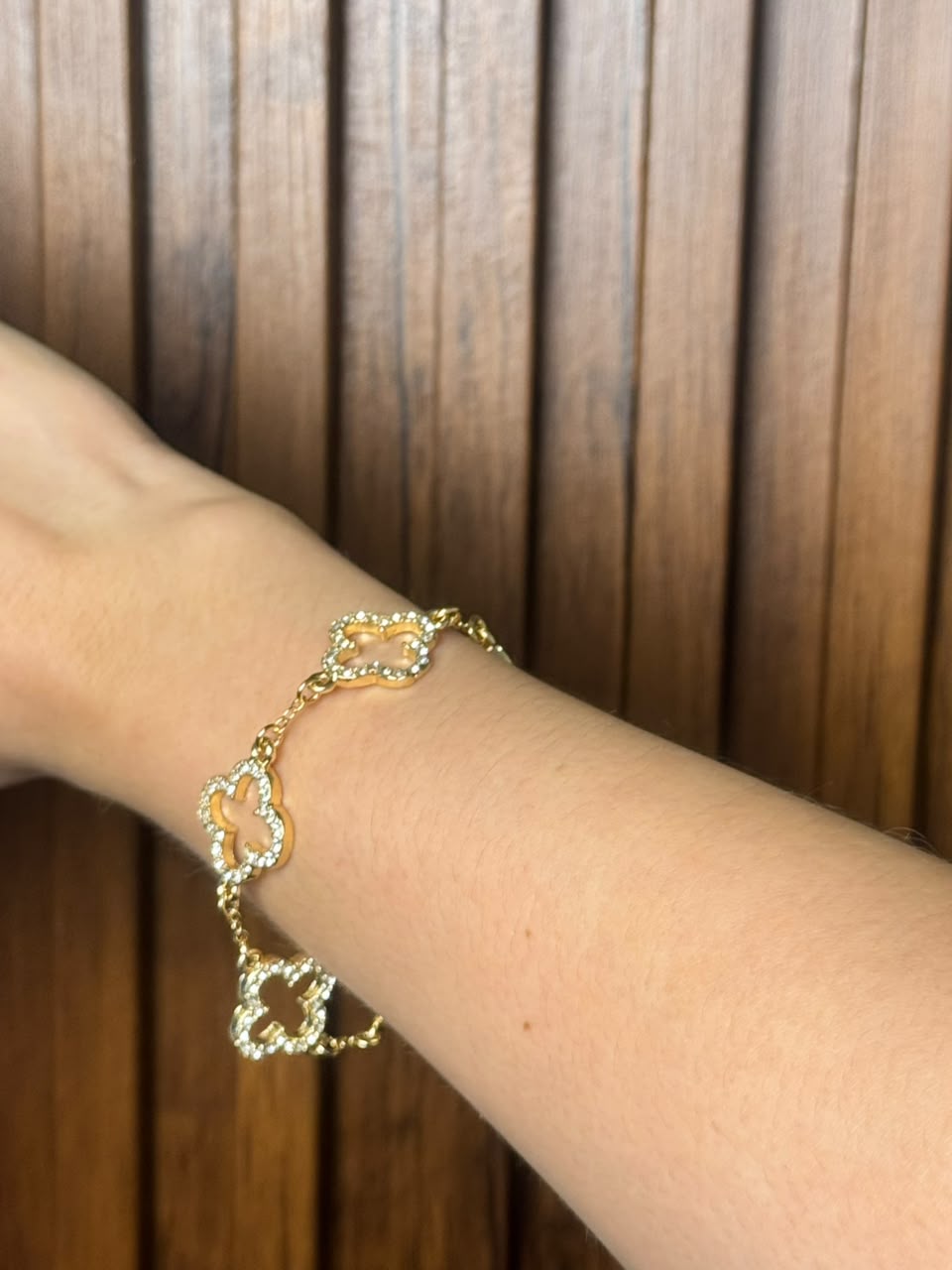 Pulsera dorada con tréboles
