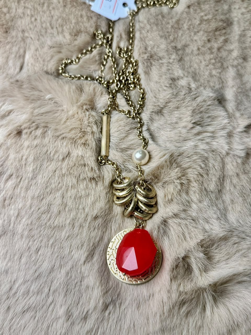 Collar largo dorado con dije de perlas y cristal rojo