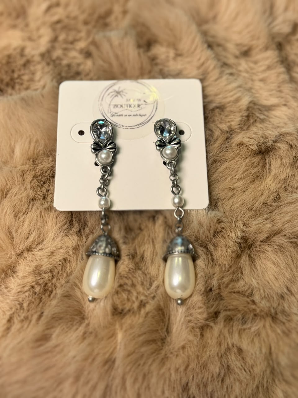 Aretes largos vintage con perla y cristal plateado