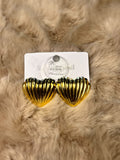 Aretes pegados en forma de corazón acanalado dorado