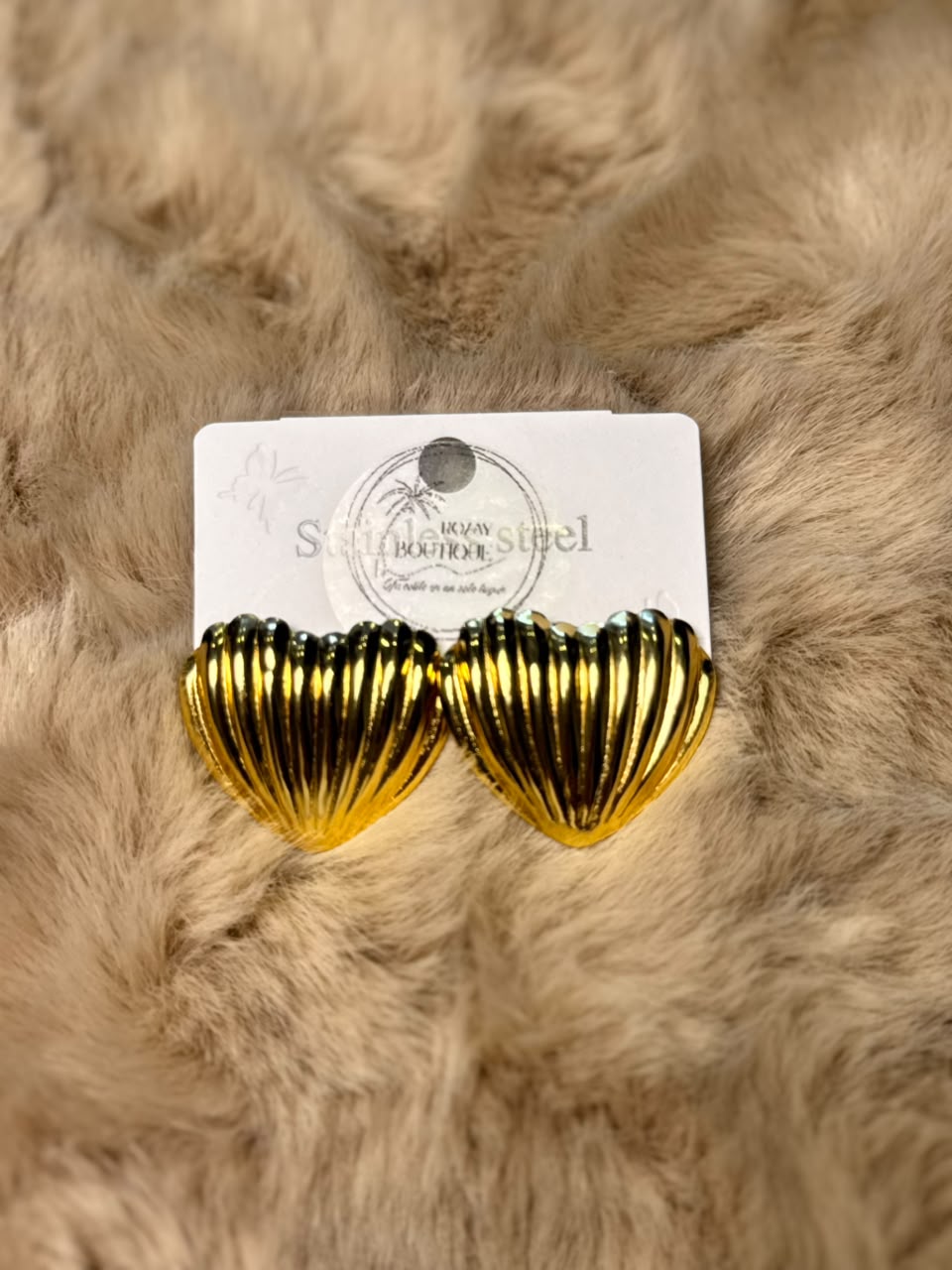 Aretes pegados en forma de corazón acanalado dorado