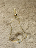 Pulsera ajustable con dije de cruz dorado