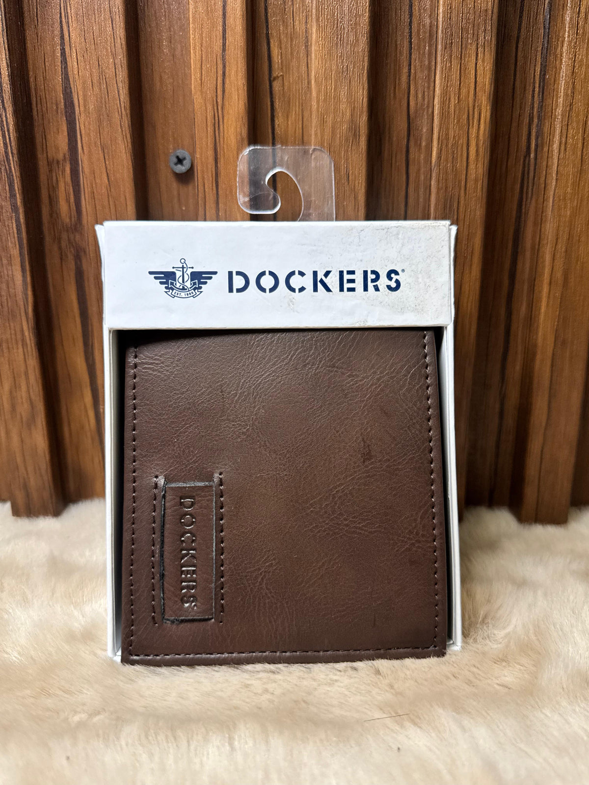 Billetera para hombre Dockers café en cuero con parche lateral