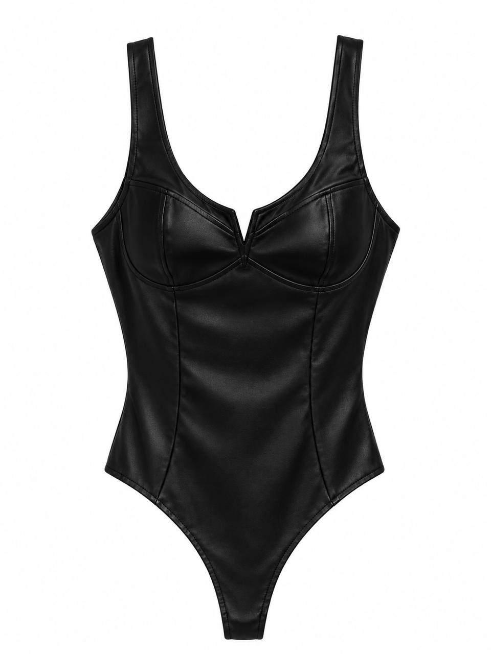 Body negro de cuerina con escote de corazón y copas estructuradas