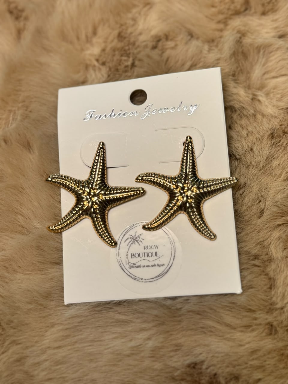 Aretes elegantes en forma de estrella de mar dorado