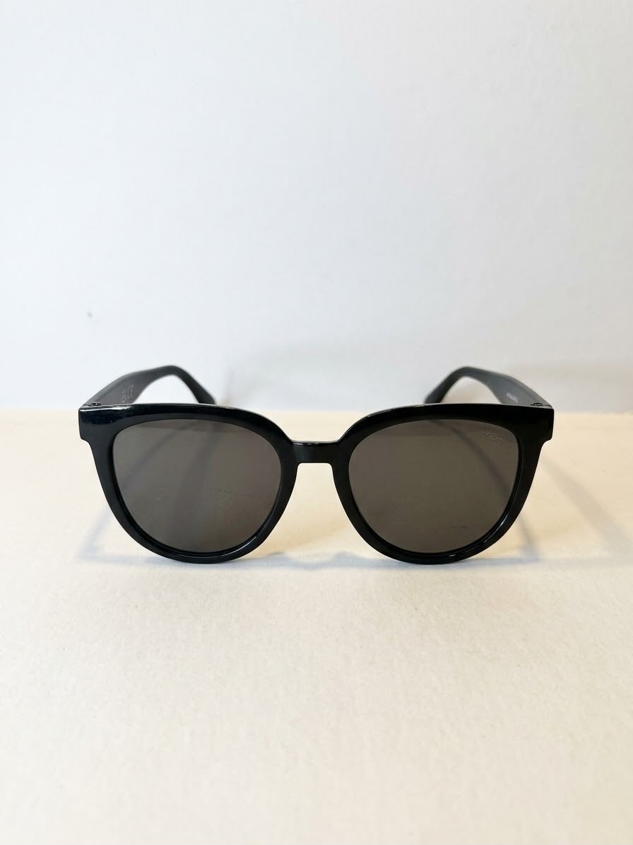 Gafas de sol redondeadas clásicas en negro absoluto
