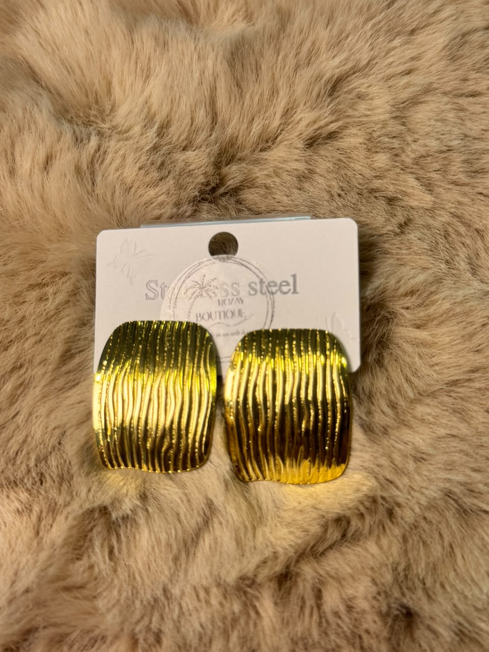 Aretes cxuadrados textuados Dorado