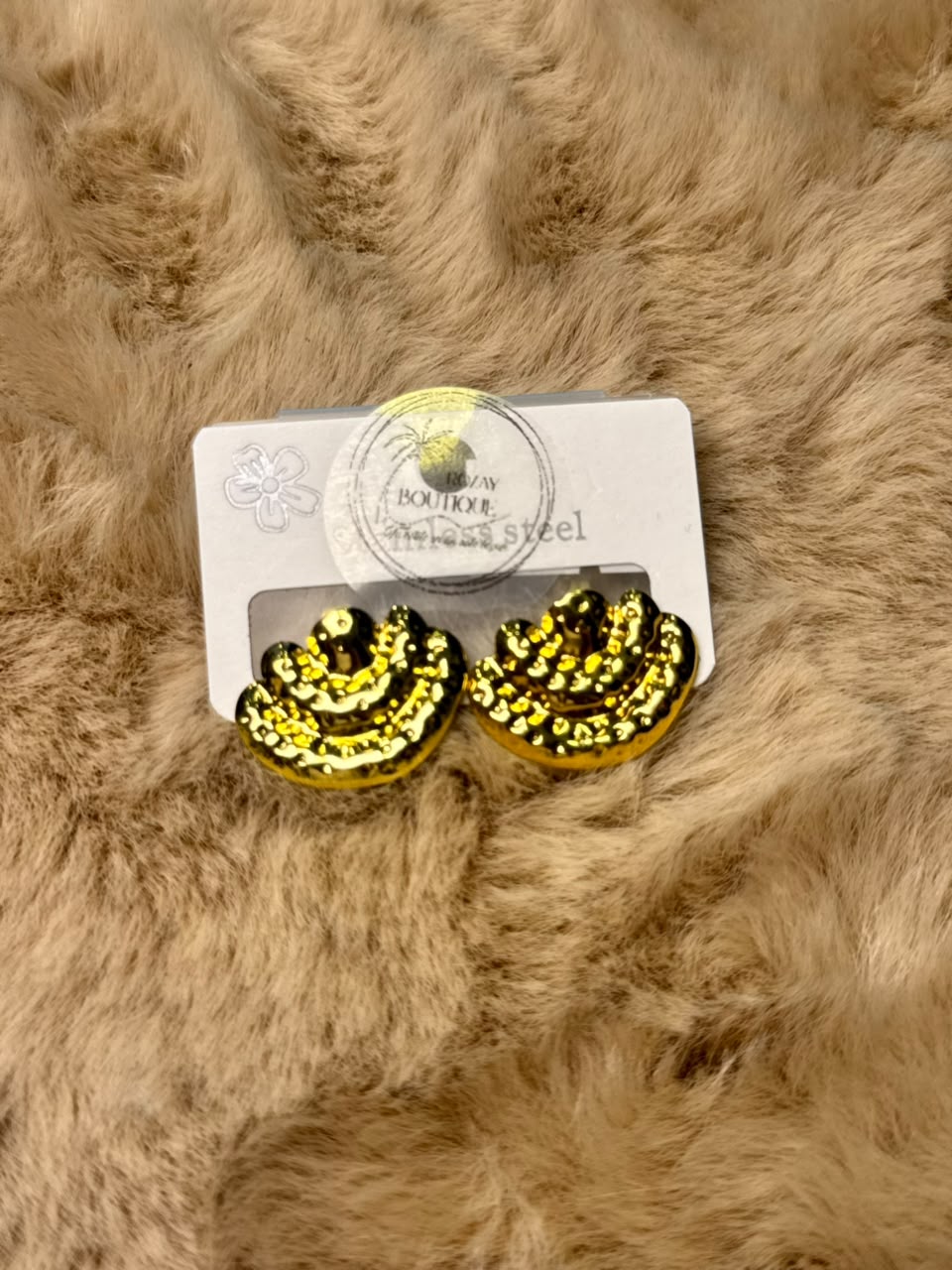 Aretes pegados esculturales martillados dorado