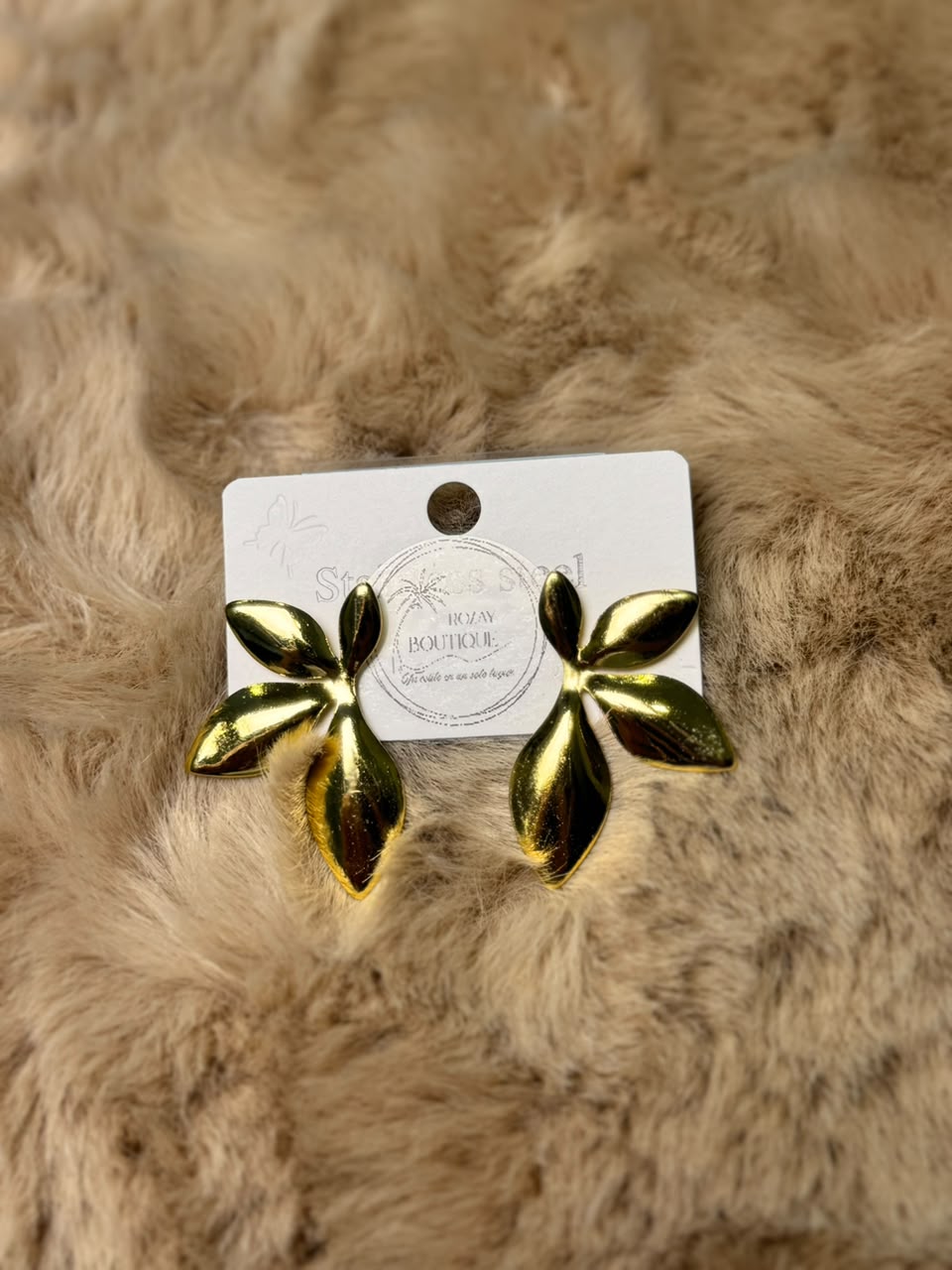 Aretes pegados en forma de hoja dorado