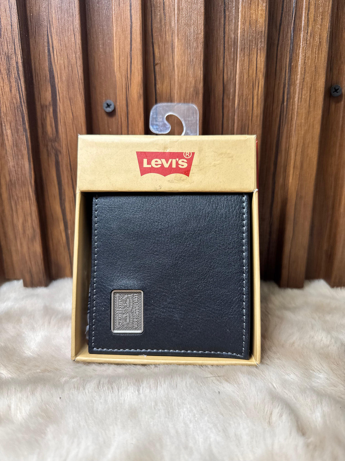 Billetera para hombre Levis negra en cuero con placa metálica