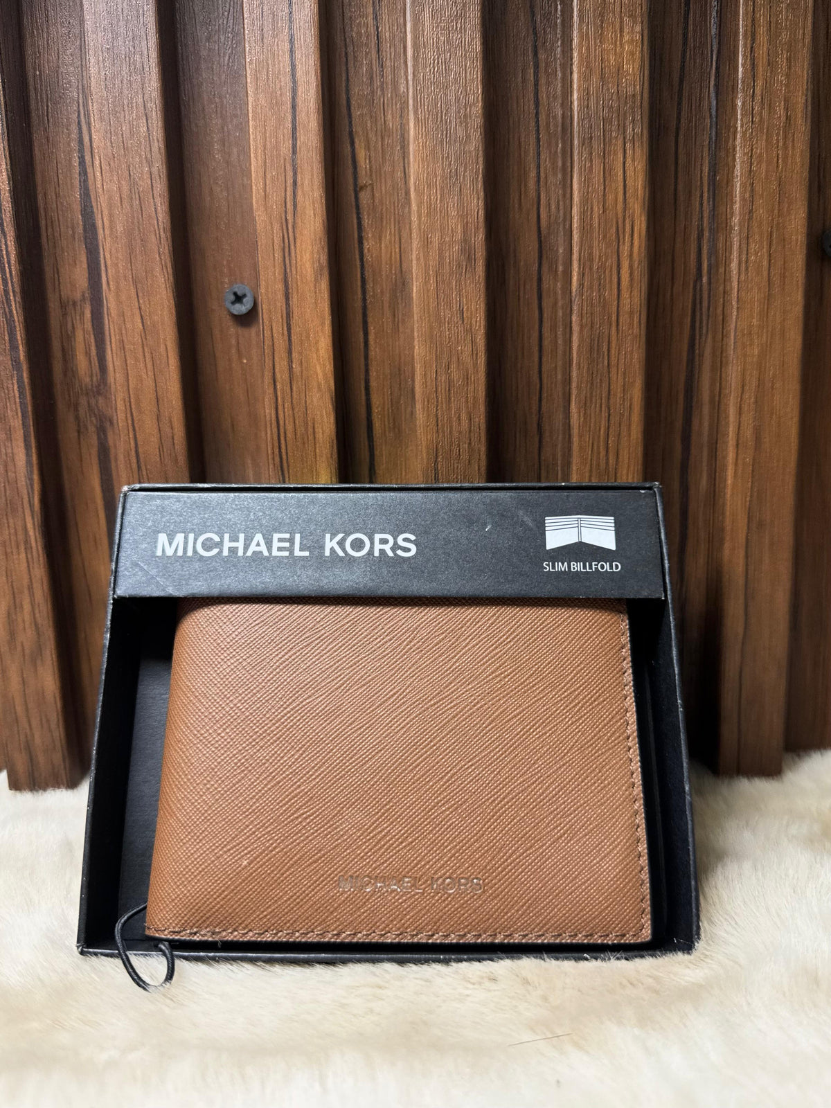 Billetera para hombre Michael Kors Slim Billfold en piel de textura Saffiano color café