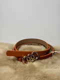 Cinturón delgado camel con hebilla de aros entrelazados dorados