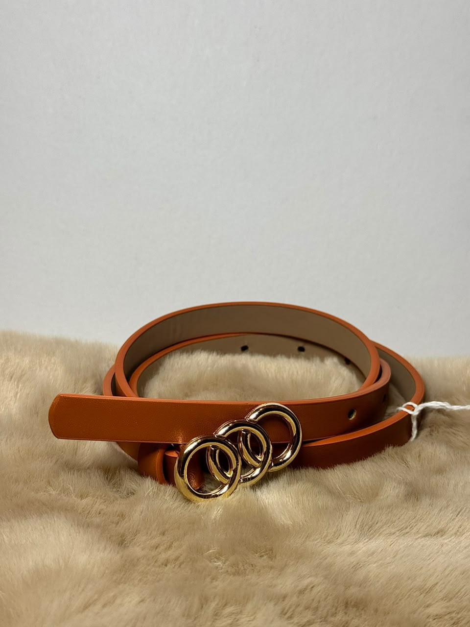 Cinturón delgado camel con hebilla de aros entrelazados dorados