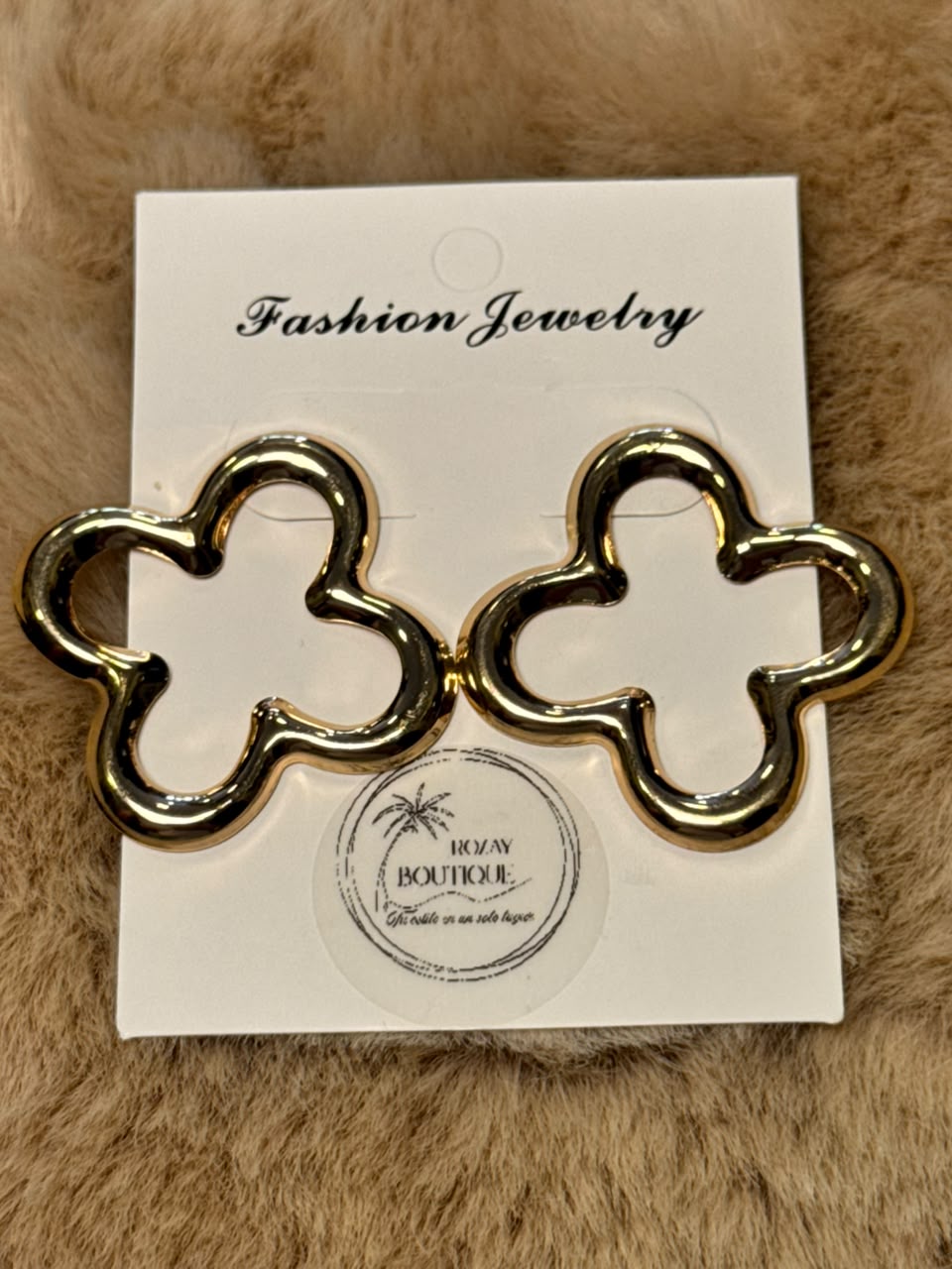 Aretes pegados en forma de flor trébol calado dorado