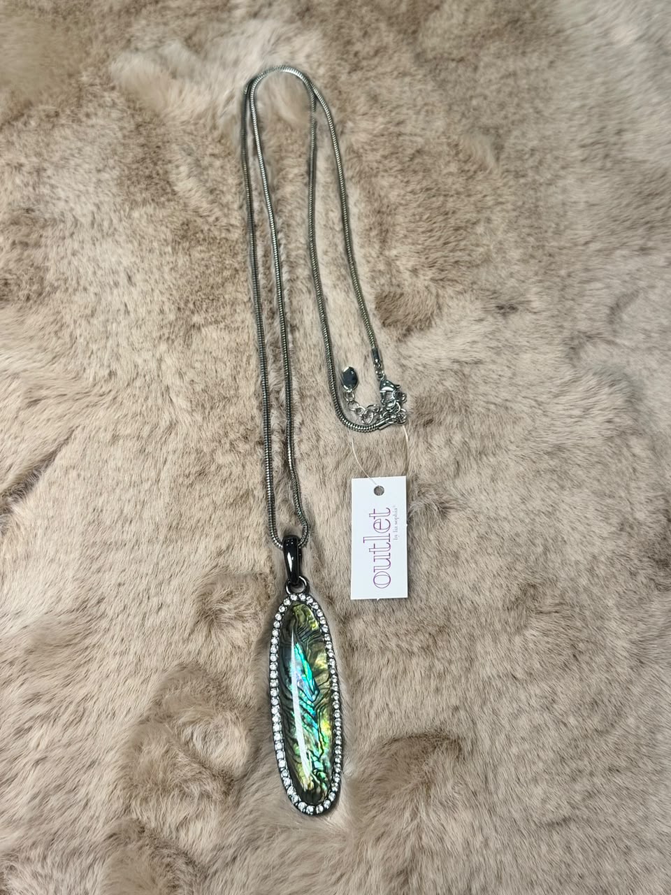 Collar largo de cadena plateada con dije ovalado de concha abulón