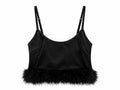 Top corto de tirantes satinado negro con bajo de plumas