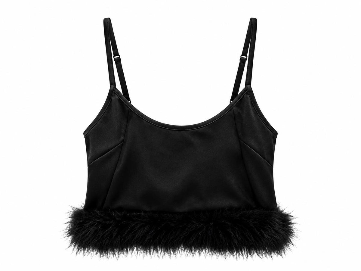 Top corto de tirantes satinado negro con bajo de plumas
