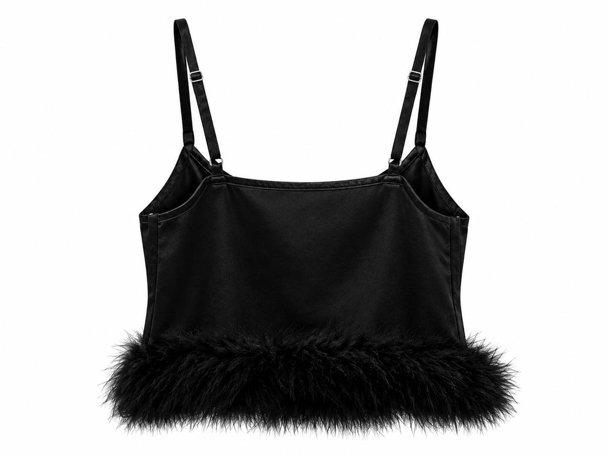 Top corto de tirantes satinado negro con bajo de plumas