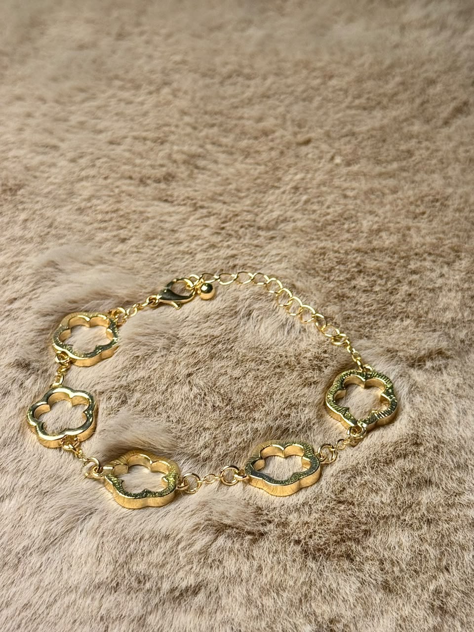 Pulsera dorada de treboles