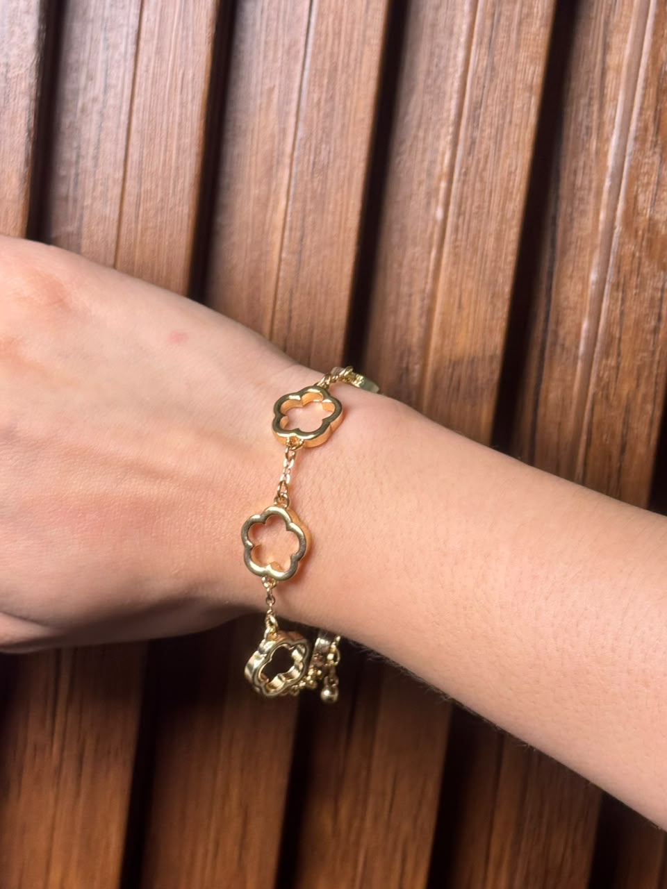 Pulsera dorada de treboles