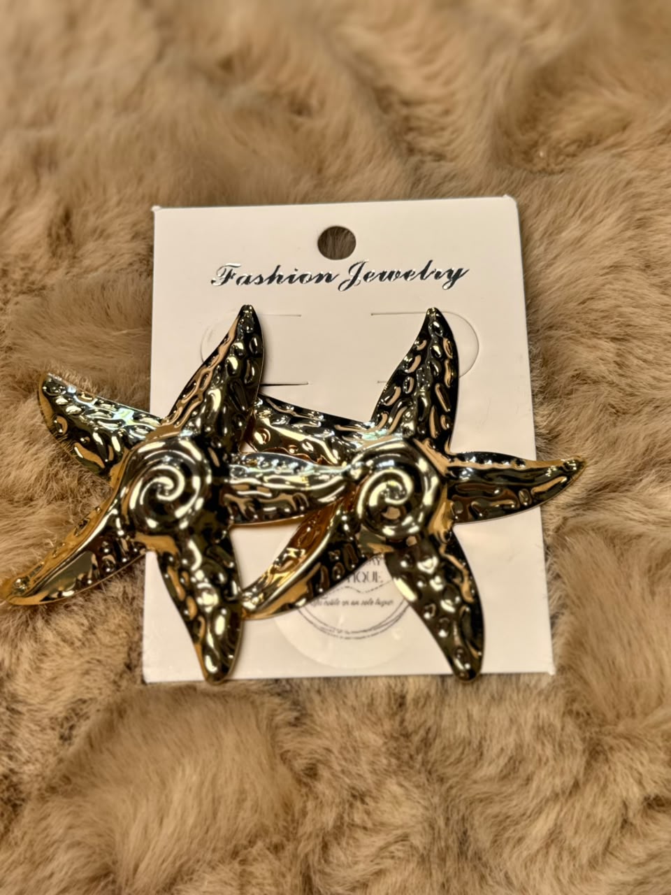 Aretes maxi pegados en forma de estrella de mar dorado