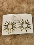 Aretes pegados en forma de sol dorado