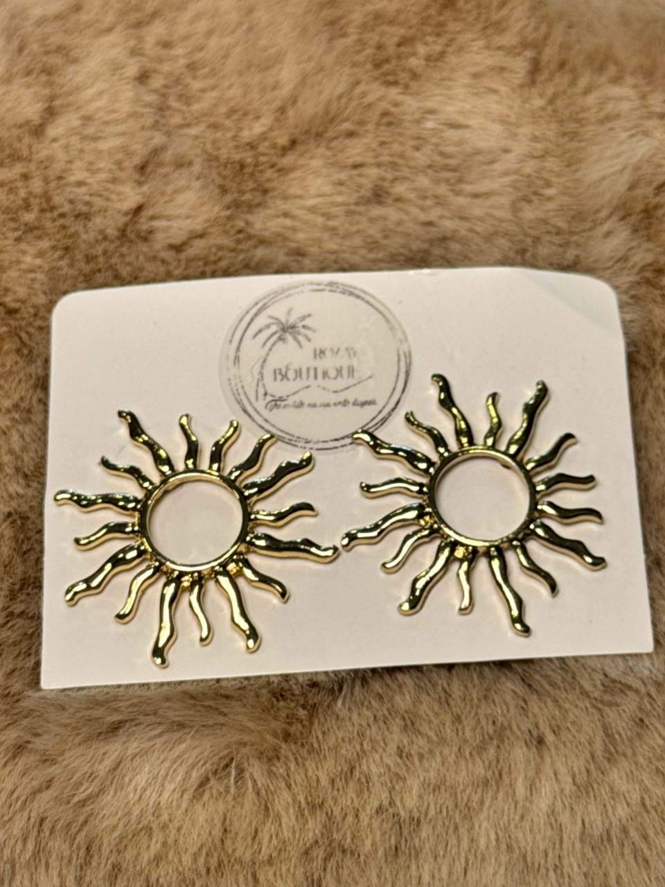 Aretes pegados en forma de sol dorado