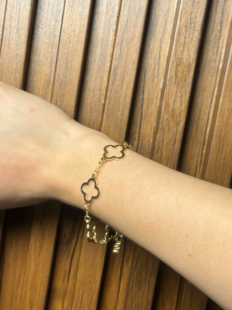 Pulsera dorada con tréboles dorado