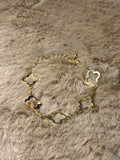 Pulsera dorada con tréboles dorado