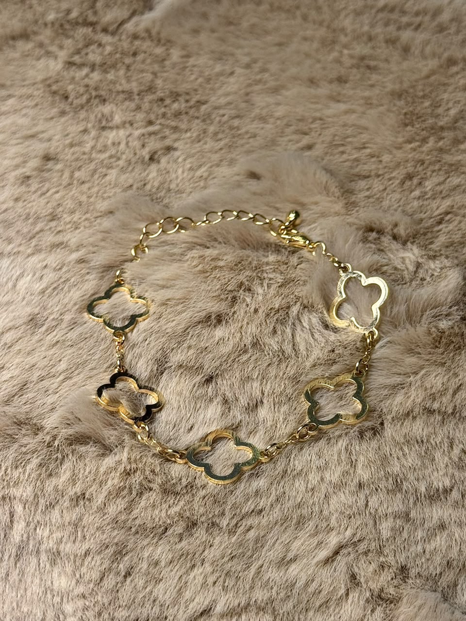 Pulsera dorada con tréboles dorado